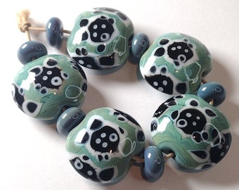 Black fish over green handmade glass bead set - lampwork lentil beads - art beads for jewellery design - Jolene Beads - SRA