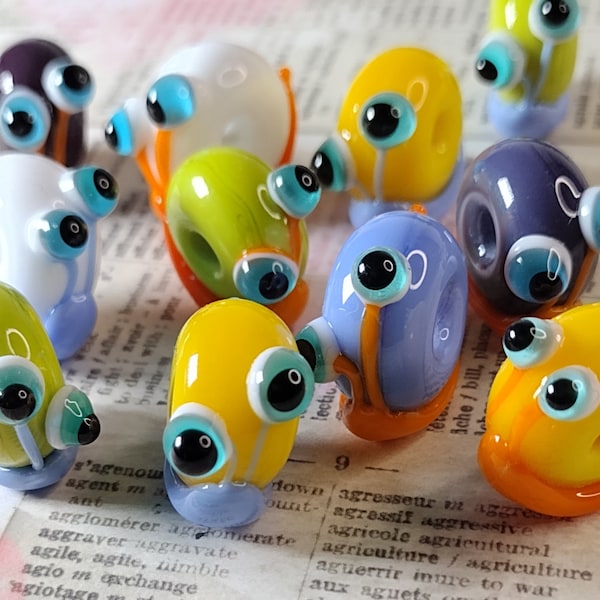 Mini-perles d'escargot en verre mignonnes - trou de 3 mm - cadeau boîte aux lettres - perle de verre faite main - cadeau de jardinier - mise à niveau de bracelet disponible - yeux d'insecte