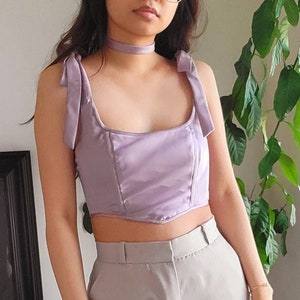 El corsé Violetta (tallas XS-2XL), top corto tipo corsé/bustier de satén morado hecho a mano, top tipo corsé con lazos, estilo fairycore, moda lenta para mujer.