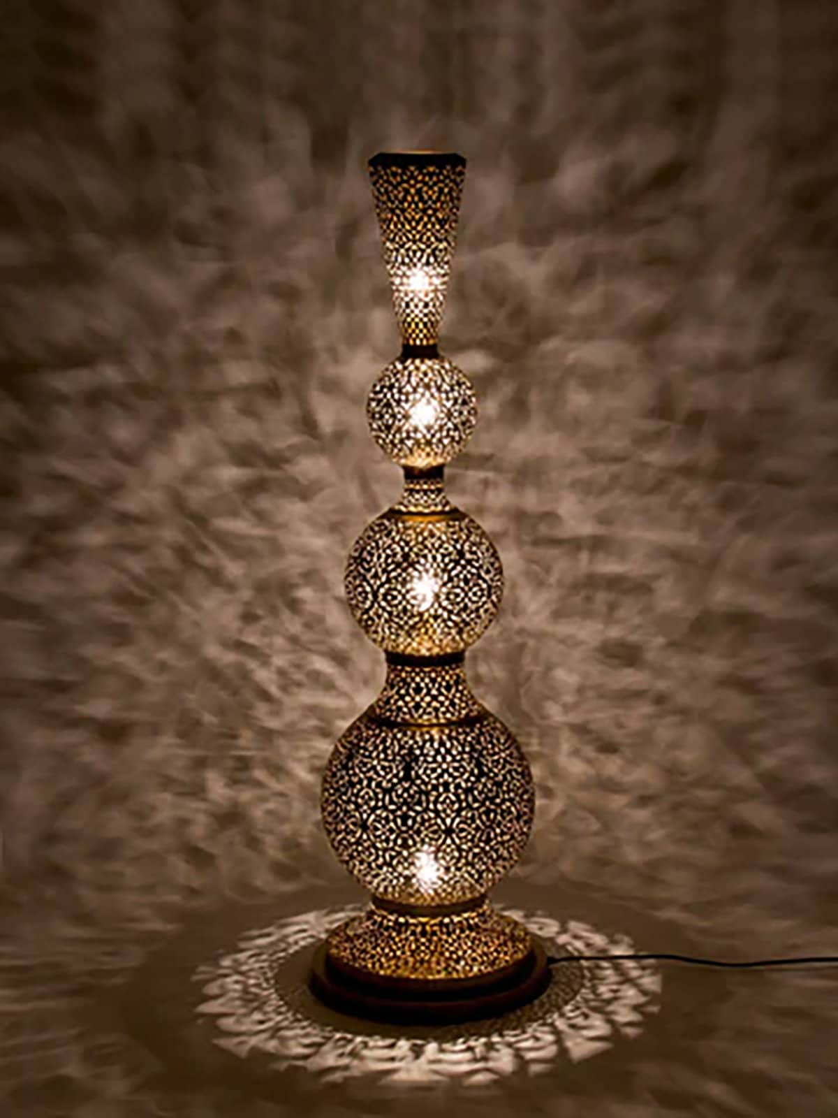 豪華なモロッコ真鍮フロアランプ - 手作りのモダンで現代的な照明