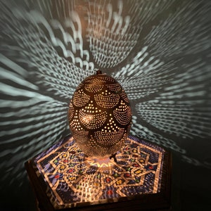Marokkanische Messing Tischlampe, Handgemachte Kundenspezifische Tischleuchte, Zeitgenössische Messinglampe, Marokkanisches Traditionelles Massives Messinglicht, Marokkanisches Wohndekor