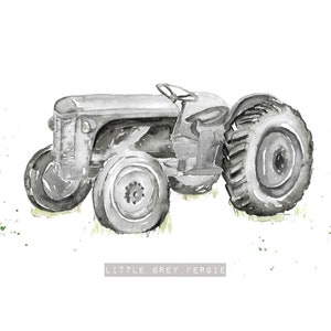 Puede incluir: Una pintura de acuarela de un tractor gris con el texto "LITTLE GREY FERGIE" debajo.