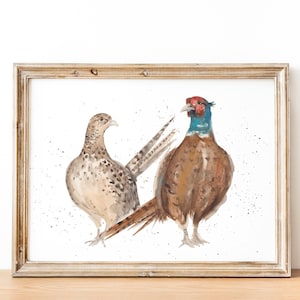 K&ouml;nnte beinhalten: Aquarellmalerei von zwei Fasanen in einem Holzrahmen. Der m&auml;nnliche Fasan hat einen roten Kopf, einen blauen Hals und einen braunen K&ouml;rper. Das weibliche Tier ist braun mit gesprenkelten Markierungen. Das Kunstwerk befindet sich auf wei&szlig;em Hintergrund.
