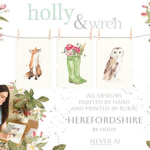 K&ouml;nnte beinhalten: Aquarelldrucke mit einem Fuchs, Gummistiefeln mit Blumen und einer Eule, aufgeh&auml;ngt an einer W&auml;scheleine. Der Text "holly & wren" und "HEREFORDSHIRE" ist zu sehen, umgeben von floralen Elementen.