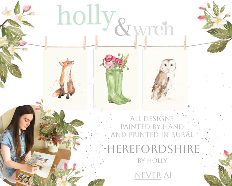 K&ouml;nnte beinhalten: Aquarelldrucke mit einem Fuchs, Gummistiefeln mit Blumen und einer Eule, aufgeh&auml;ngt an einer W&auml;scheleine. Der Text "holly & wren" und "HEREFORDSHIRE" ist zu sehen, umgeben von floralen Elementen.