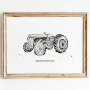 Puede incluir: Una pintura de acuarela enmarcada de un tractor gris con salpicaduras de pintura verde a su alrededor. El texto "Little Grey Ferrie" est&aacute; impreso debajo del tractor.