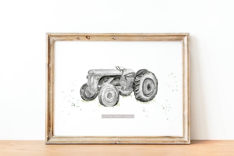 Puede incluir: Una ilustraci&oacute;n de acuarela en blanco y negro de un tractor vintage sobre un fondo blanco con salpicaduras de acuarela verde. El texto "Little Grey Ferdie" est&aacute; impreso debajo del tractor.