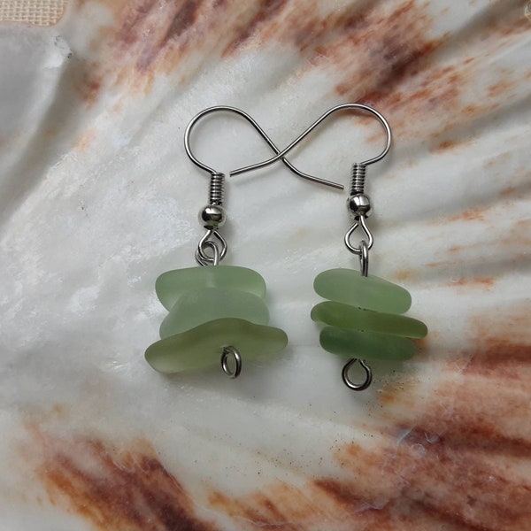 Boucles d'oreilles de verre de mer couleur vert clair.