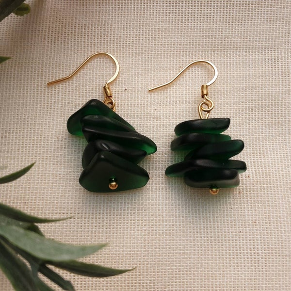 Paire de boucles d'oreilles en verre. Couleur vert.