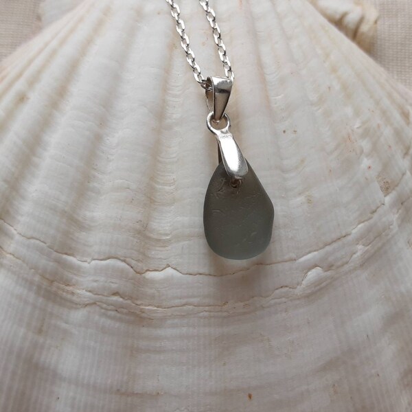 Chaîne en argent avec pendentif en verre de mer couleur gris.