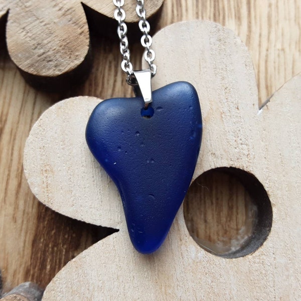 Collier en forme de cœur en verre poli couleur bleu