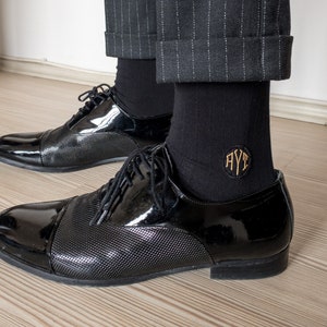 Personalisierte Monogramm gestickte Socken, Groomsmen Socken, Vater des Bräutigams Geschenk, Trauzeuge Socken, benutzerdefinierte Kleidersocken [20 Farben-Option]