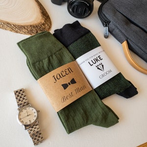 Grüne Groomsmen Socken, St Patrick's Day Geschenk, personalisierte Socken für Bräutigam, Groomsman Socke, Trauzeugenvorschlag, Vater der Brautsocke