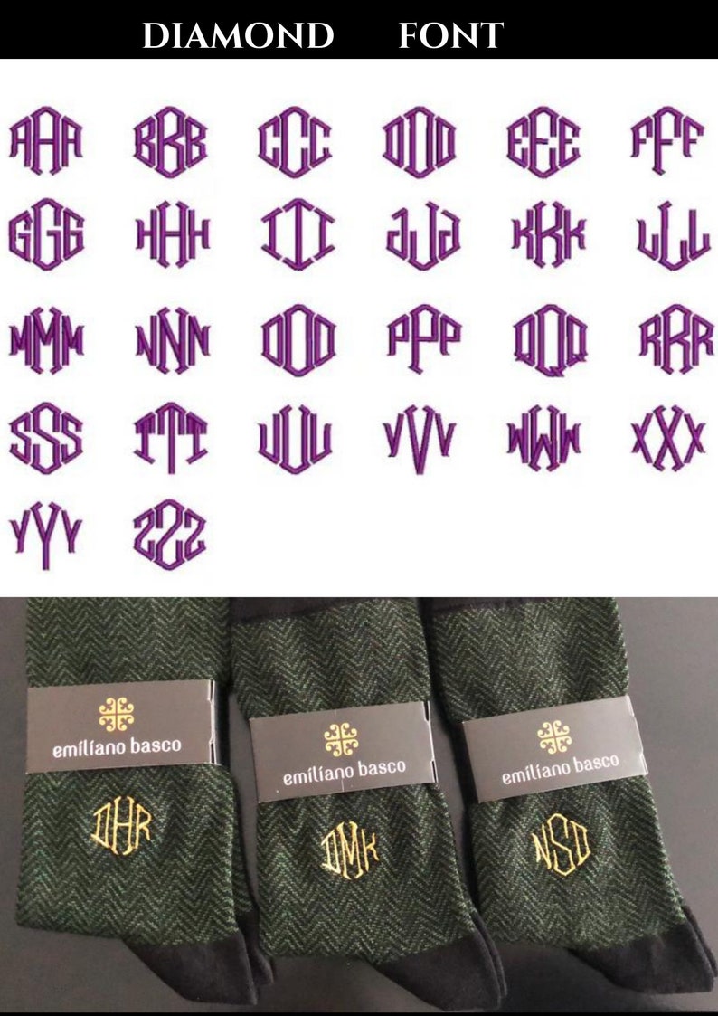 以下が含まれることがあります： 金色の刺繍のイニシャルが入った、緑と黒の模様の靴下3足。靴下は折り畳んで白い表面に置かれています。イニシャルは「DHR」、「DMK」、「NSD」です。