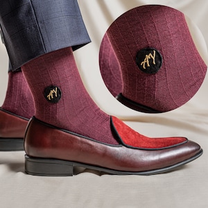 Personalisiertes Stickereimonogramm für Trauzeugen-Socken, individuell gestickte Anfangsnamensocken für Trauzeugen-Geschenke, Groomsman-Vorschlagsgeschenke