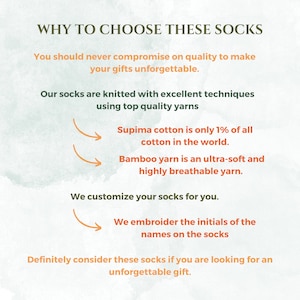 Pu&ograve; includere: Grafica di testo con il titolo "WHY TO CHOOSE THESE SOCKS" e un elenco di motivi per cui questi calzini sono speciali. Il testo dice "Non dovresti mai scendere a compromessi sulla qualit&agrave; per rendere i tuoi regali indimenticabili."  "I nostri calzini sono lavorati a maglia con tecniche eccellenti utilizzando filati di alta qualit&agrave;."  "Il cotone Supima rappresenta solo l'1% di tutto il cotone al mondo."  "Il filato di bamb&ugrave; &egrave; un filato ultra morbido e altamente traspirante."  "Personalizziamo i tuoi calzini per te."  "Ricamiamo le iniziali dei nomi sui calzini."  "Considera sicuramente questi calzini se stai cercando un regalo indimenticabile."