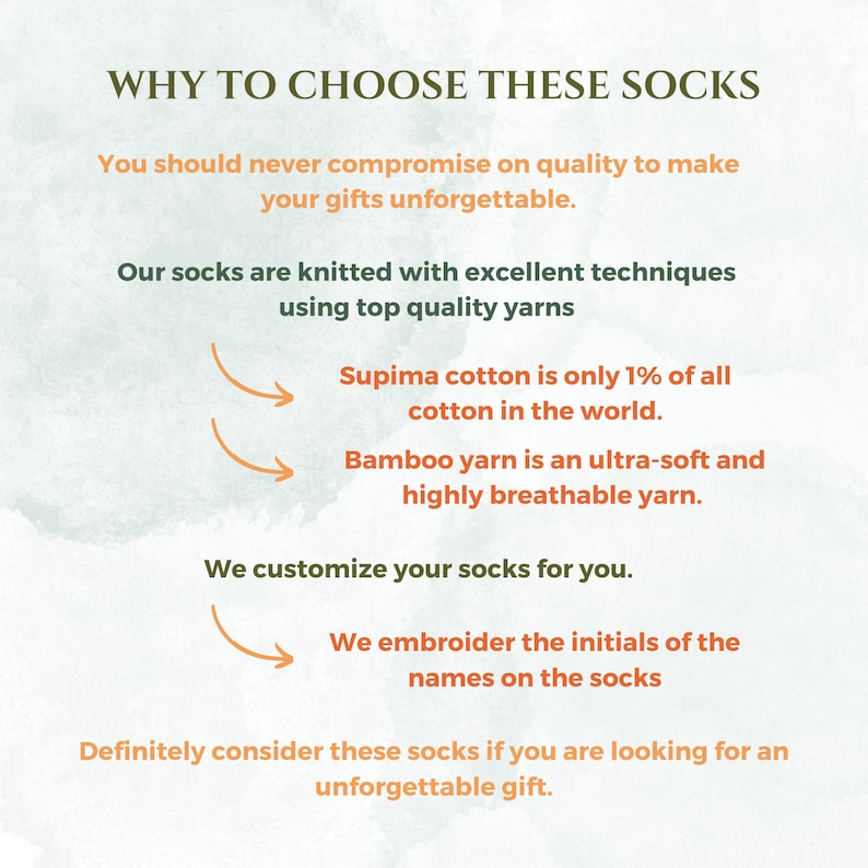 Pu&ograve; includere: Grafica di testo con il titolo "WHY TO CHOOSE THESE SOCKS" e un elenco di motivi per cui questi calzini sono speciali. Il testo dice "Non dovresti mai scendere a compromessi sulla qualit&agrave; per rendere i tuoi regali indimenticabili."  "I nostri calzini sono lavorati a maglia con tecniche eccellenti utilizzando filati di alta qualit&agrave;."  "Il cotone Supima rappresenta solo l'1% di tutto il cotone al mondo."  "Il filato di bamb&ugrave; &egrave; un filato ultra morbido e altamente traspirante."  "Personalizziamo i tuoi calzini per te."  "Ricamiamo le iniziali dei nomi sui calzini."  "Considera sicuramente questi calzini se stai cercando un regalo indimenticabile."