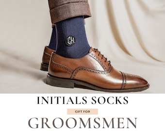 Calcetines con iniciales bordadas: Regalos personalizados para padrinos de boda