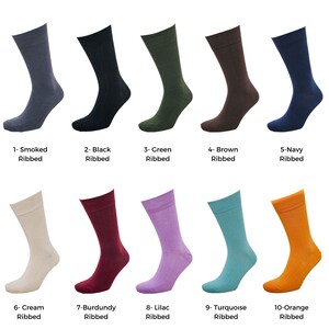 K&ouml;nnte beinhalten: Zehn Paar gerippte Socken in verschiedenen Farben, darunter Rauch, Schwarz, Gr&uuml;n, Braun, Marine, Creme, Burgunder, Lila, T&uuml;rkis und Orange.