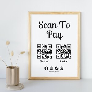 Könnte beinhalten: Ein gerahmtes Schild mit dem Text "Scan To Pay" und zwei QR-Codes mit den Bezeichnungen "Venmo" und "PayPal". Unter den QR-Codes befinden sich Social-Media-Icons für Facebook, Instagram, Twitter und Pinterest mit dem Text "@yoursocial".