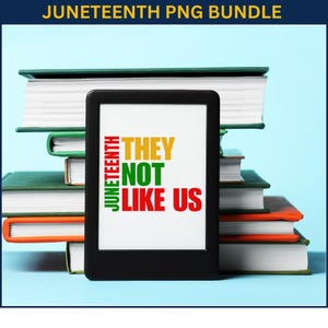 Pu&ograve; includere: Un e-reader nero mostra il testo "THEY NOT LIKE US" in giallo, verde e rosso, con "JUNETEENTH" stampato verticalmente. L'e-reader &egrave; davanti a una pila di libri con copertine verdi, arancioni e bianche su sfondo blu.