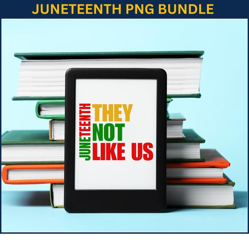 Pu&ograve; includere: Un e-reader nero mostra il testo "THEY NOT LIKE US" in giallo, verde e rosso, con "JUNETEENTH" stampato verticalmente. L'e-reader &egrave; davanti a una pila di libri con copertine verdi, arancioni e bianche su sfondo blu.