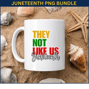 Pu&ograve; includere: Tazza in ceramica bianca con la scritta "THEY NOT LIKE US Juneteenth" in giallo, verde, rosso e nero. La tazza &egrave; circondata da conchiglie e sabbia, con una stella marina sullo sfondo. Prodotto a tema Juneteenth.