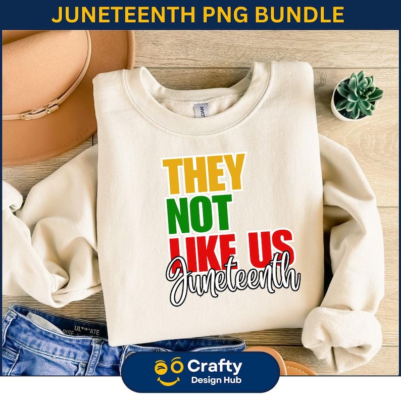 Pu&ograve; includere: Felpa color crema con la scritta "THEY NOT LIKE US Juneteenth" in giallo, verde e rosso. La felpa fa parte di un pacchetto PNG di Juneteenth. La parola "Juneteenth" &egrave; scritta in corsivo.
