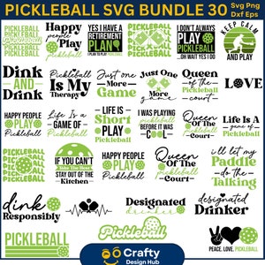 以下が含まれることがあります： 30種類のピクルボールSVGデザインのデジタルダウンロード。デザインには、「ハッピーピープルプレイピクルボール」、「ピクルボールコートの女王」、「人生はピクルボールのゲーム」など、さまざまなピクルボールをテーマにしたフレーズや画像が含まれています。