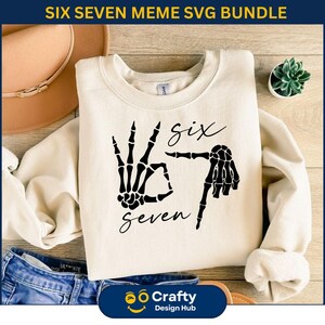 Puede incluir: Sudadera color crema con un gr&aacute;fico de mano de esqueleto negro que forma los n&uacute;meros seis y siete. Las palabras "six" y "seven" est&aacute;n escritas en una fuente manuscrita. El banner superior dice "SIX SEVEN MEME SVG BUNDLE".