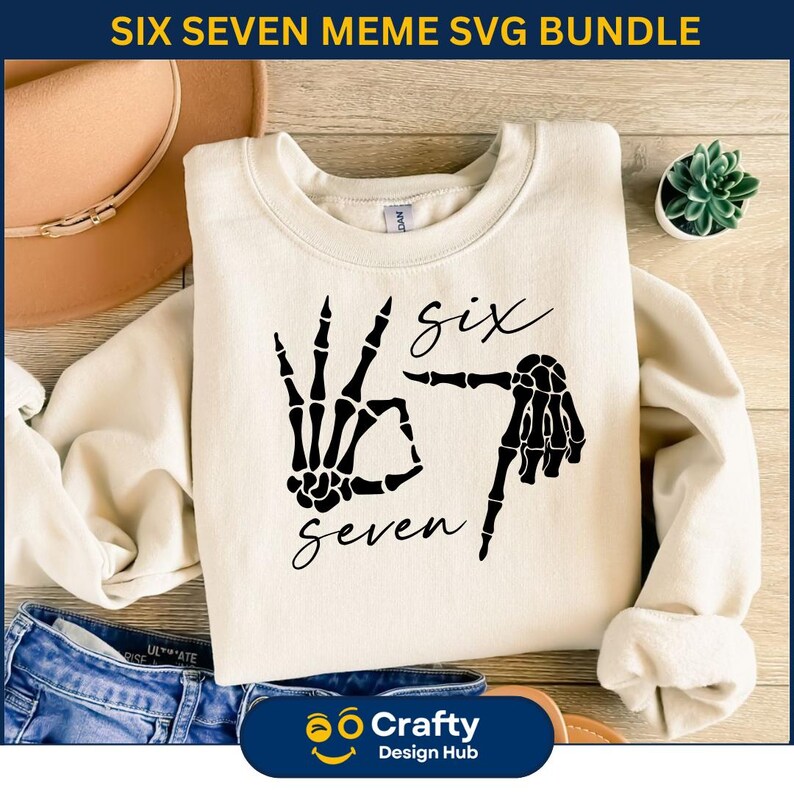 Puede incluir: Sudadera color crema con un gr&aacute;fico de mano de esqueleto negro que forma los n&uacute;meros seis y siete. Las palabras "six" y "seven" est&aacute;n escritas en una fuente manuscrita. El banner superior dice "SIX SEVEN MEME SVG BUNDLE".