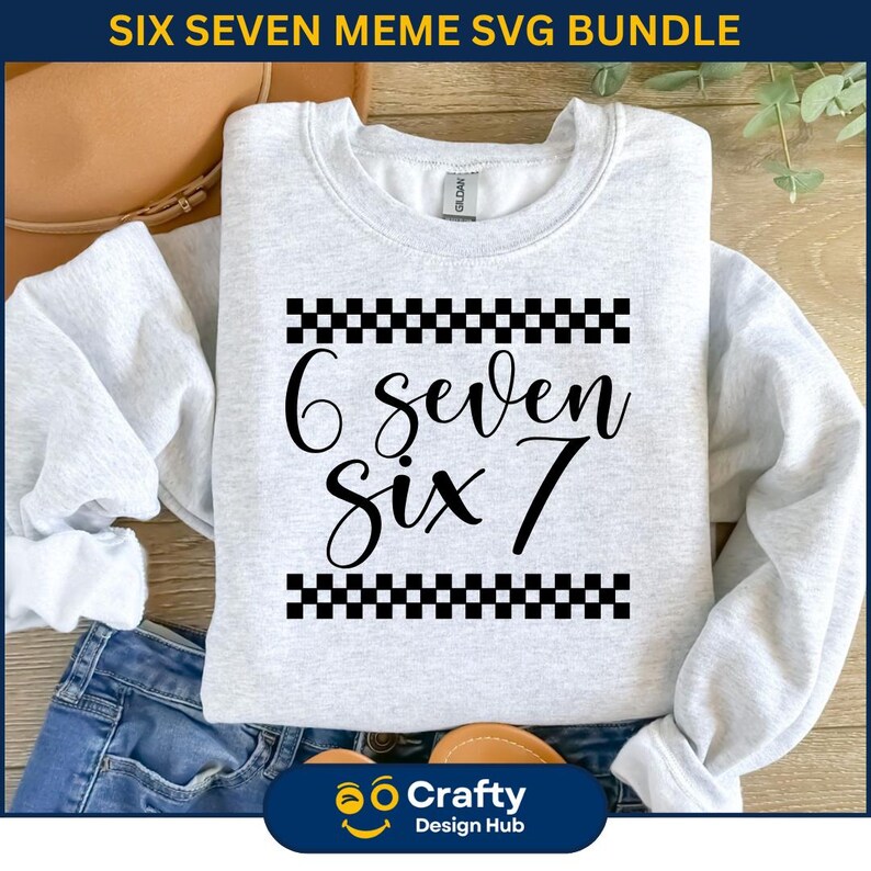 Puede incluir: Una sudadera gris claro con el texto "6 seven Six 7" en escritura negra, enmarcado por patrones de cuadros blancos y negros. La sudadera est&aacute; doblada sobre unos vaqueros azules. Las palabras "SIX SEVEN MEME SVG BUNDLE" est&aacute;n en la parte superior.