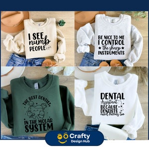 Pu&ograve; includere: Quattro diversi design di felpe con testo divertente a tema dentale stampato su di esse. Le felpe sono di vari colori, tra cui bianco, grigio, verde e beige.