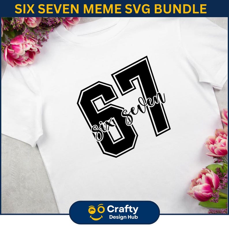 Puede incluir: Camiseta blanca con un dise&ntilde;o gr&aacute;fico negro que muestra el texto "Six Seven" en una fuente audaz de estilo universitario. El dise&ntilde;o incluye los n&uacute;meros 67 con las palabras "Six Seven" en una fuente de escritura. La camiseta es parte de un paquete SVG.