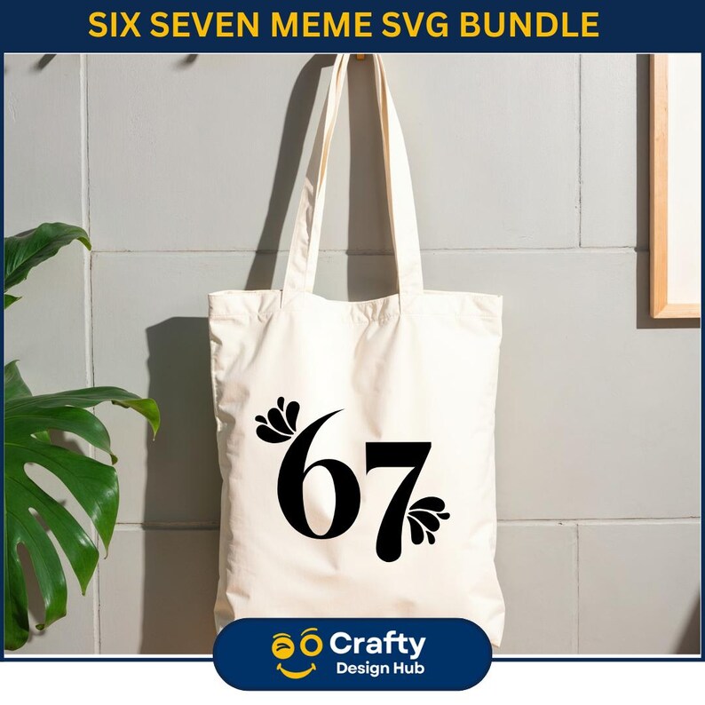 Puede incluir: Bolso tote de color crema con un gr&aacute;fico negro del n&uacute;mero 67, adornado con adornos decorativos. El bolso tiene asas largas y el texto "SIX SEVEN MEME SVG BUNDLE" en la parte superior. La parte inferior del bolso tiene un logotipo que dice "Crafty Design Hub".