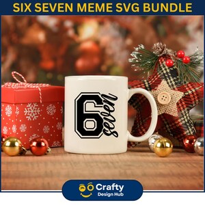 Puede incluir: Taza de cer&aacute;mica blanca con el n&uacute;mero 6 negro y la palabra "seven" impresa. La taza es parte de un "Six Seven Meme SVG Bundle". Se muestra con una caja de regalo roja, adornos y una decoraci&oacute;n en forma de estrella.