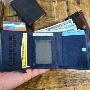 Tarjetero personalizado emergente, regalo del día del padre, tarjetero de cuero personalizado, billetera para hombre grabada, billetera minimalista, funda de cuero para tarjetas