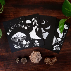 Magische Pilze Siebdrucke - 4er Set - Handgemachte Original Mini Drucke – Witchy Fungi Art - Herbst Postkarten