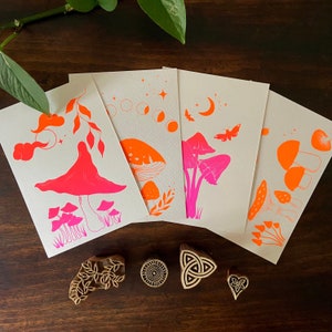 Mini stampe di funghi magici - Set di 4 - Serigrafie originali fatte a mano - Cartoline autunnali - Arte dei funghi stregoneschi