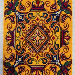 Ponto cruz finalizado "Ornamentos em laranja"