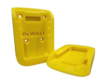 Peut inclure: Deux supports de batterie en plastique jaune pour un outil électrique DEWALT. Les supports sont conçus pour être fixés au mur ou à une autre surface.