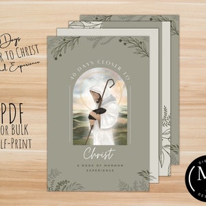 以下が含まれることがあります： 「キリストに近づく：モルモンの経験の書」というタイトルの40日間のジャーナル体験のための印刷可能なPDF。表紙は緑色の背景に花柄のデザインと、羊飼いとしてのイエス・キリストのイラストが描かれています。