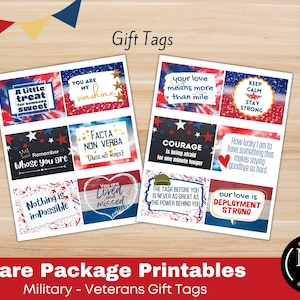 Può includere: Etichette regalo stampabili con temi patriottici e messaggi per pacchi di cura. Le etichette presentano colori rosso, bianco e blu con stelle e cuori. Alcuni dei messaggi includono "Un piccolo regalo per qualcuno di dolce", "Sei il mio sole", "Rimani calmo, resta forte", "Ricorda chi sei", "Facta non verba", "Il coraggio è avere paura per un minuto in più", "Niente è impossibile", "Sei amato e mancato", "Il compito che hai davanti non è mai grande come la forza che ti sostiene", "Che fortuna ho di avere qualcosa che rende così difficile dire addio", e "Il nostro amore è forte nel dispiegamento".