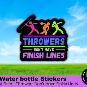 Op de afbeelding: Waterfles sticker met een zwarte achtergrond en drie kleurrijke stick figuren die verschillende objecten gooien. De tekst "THROWERS DON'T HAVE FINISH LINES" is geschreven in een regenboog lettertype.