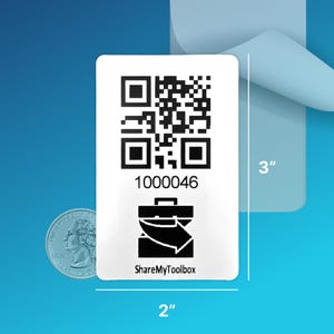 以下が含まれることがあります： 黒いQRコード、番号1000046、矢印が付いた黒いツールボックスのアイコン、そして「ShareMyToolbox」というテキストが書かれた白いステッカー。ステッカーの幅は5.1cm、高さは7.6cmです。
