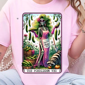 La carte de tarot aux légumes interdits PNG impertinente squelette jardinage maman avec sublimation de chemise de sous-vêtements sale concombre et raton laveur