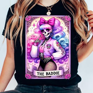 Carta del Tarot Baddie PNG Esqueleto atrevido Clipart Arte de sublimación gótico pastel Diseño de tarot digital de moda Arte de esqueleto femenino digital