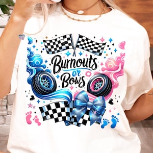 Könnte beinhalten: Weißes T-Shirt mit einem grafischen Design aus karierten Flaggen, Reifenfelgen, einer blauen Schleife und dem Text "Burnouts or Bows".