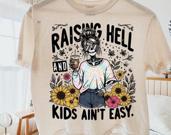 PNG de "Armas de fuego y niños no son fáciles", diseño de camiseta de café de mamá esqueleto, PNG de girasol grunge, clipart de vida de mamá divertida