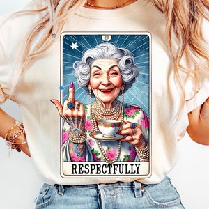 Carte de tarot drôle vieille dame PNG Sassy grand-mère Clipart respectueusement doigt du milieu Sublimation humour adulte sarcastique Nana buveur de thé numérique